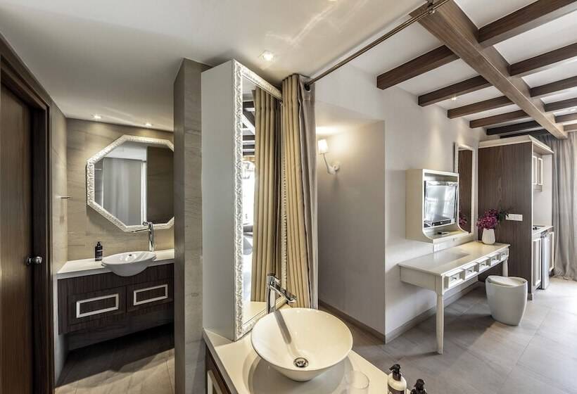 Студия Deluxe, King Jason Paphos   Designed For Adults By Louis Hotels