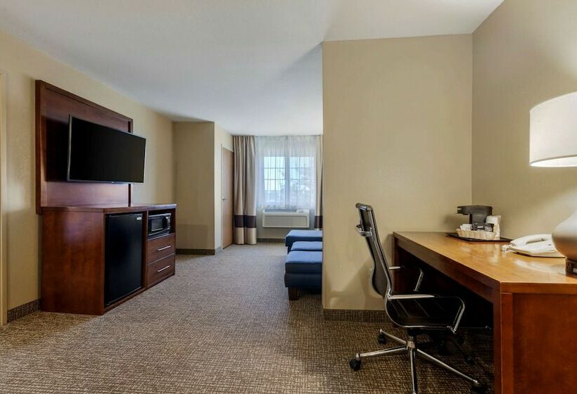 Люкс, Comfort Suites Johnson Creek Conference Center