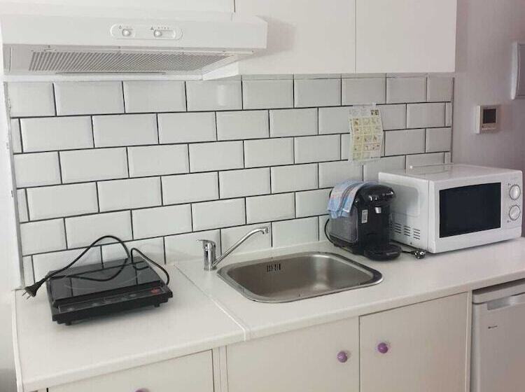 استودیوی استاندارد, Y Apartamentos Doña Lola