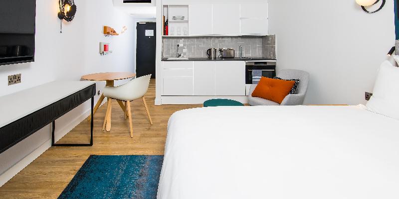 带大床的标准工作室, Staybridge Suites   Cardiff, An Ihg