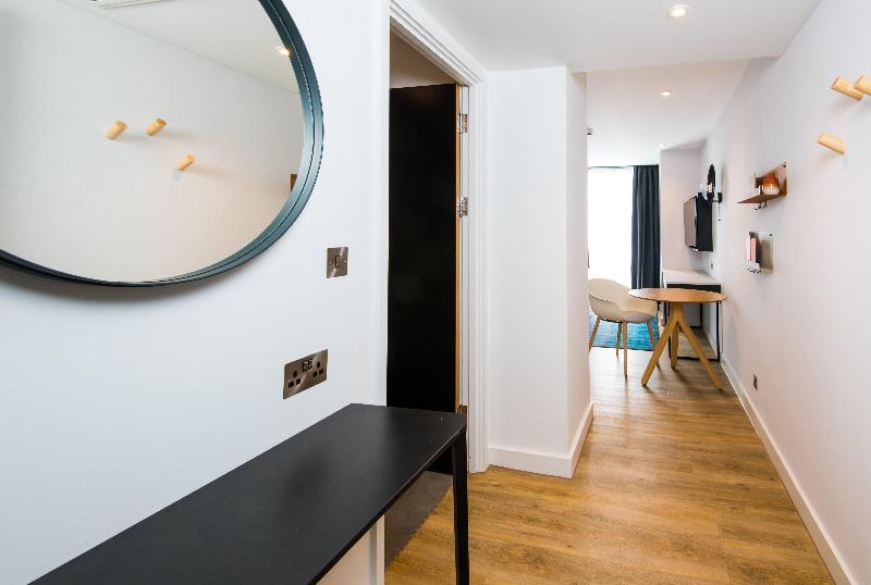 带大床的标准工作室, Staybridge Suites   Cardiff, An Ihg
