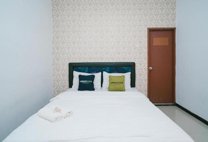 デラックスルーム, Urbanview Hotel Griya Surya Malang By Reddoorz