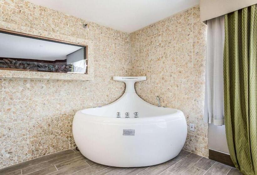 Люкс Superior, The Leo Collection Detroit, Ascend Hotel Collection