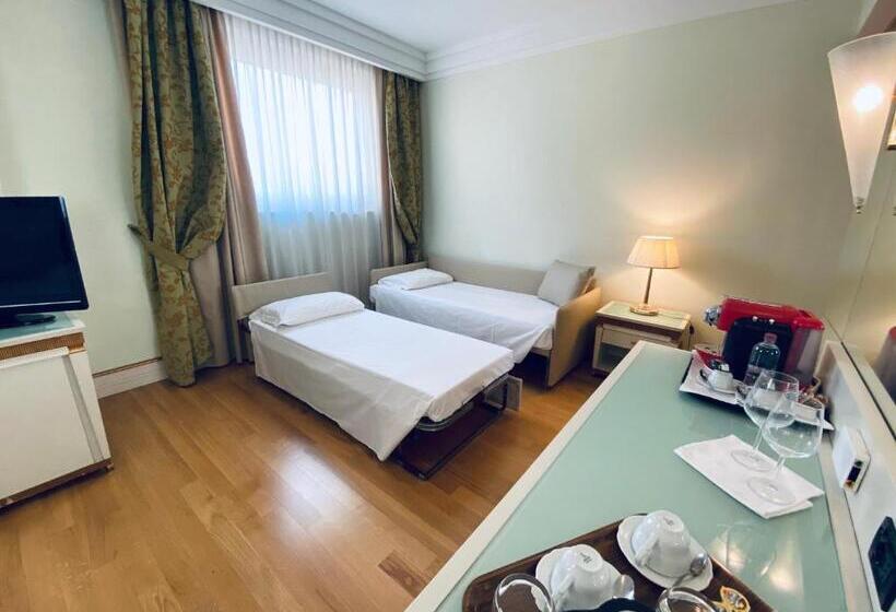 Полулюкс, Park Hotel Junior