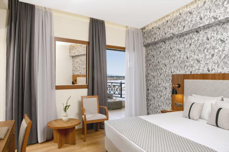 Номер Superior Боковой Вид на Море, Ramada by Wyndham, Athens Club Attica Riviera
