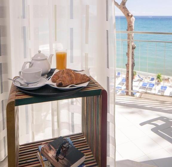 Triple Room Sea View, Arc En Ciel
