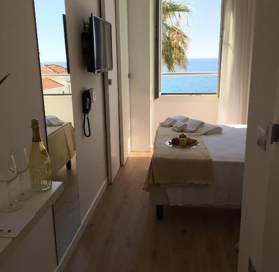 اتاق استاندارد با چشم‌انداز دریا, Sanremo Luxury Suites