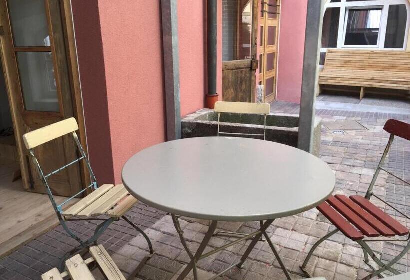 جناح مطلّ علي الحديقة, Das Hornsteiner