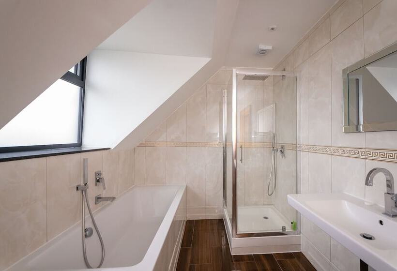 Семейный Номер, Guildford Manor Hotel & Spa