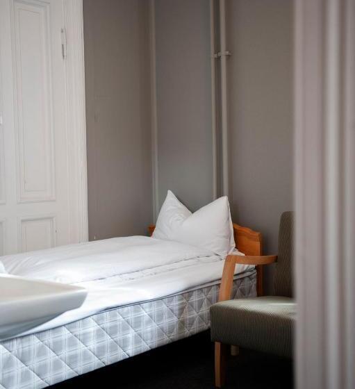 Семейный Номер Совместный Санузел, Henriks Hotell