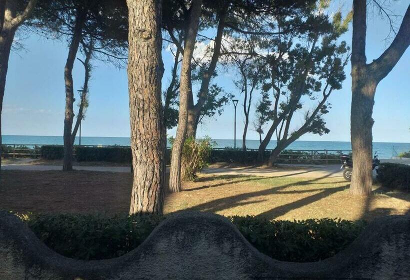 スタンダードシングルルーム, Room In Bb   Quadruple Room A Stones Throw From The Sea   Ideal For A Relaxing Holiday