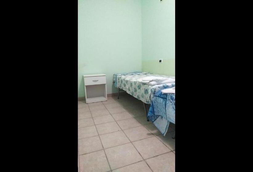 スタンダードシングルルーム, Room In Bb   Quadruple Room A Stones Throw From The Sea   Ideal For A Relaxing Holiday