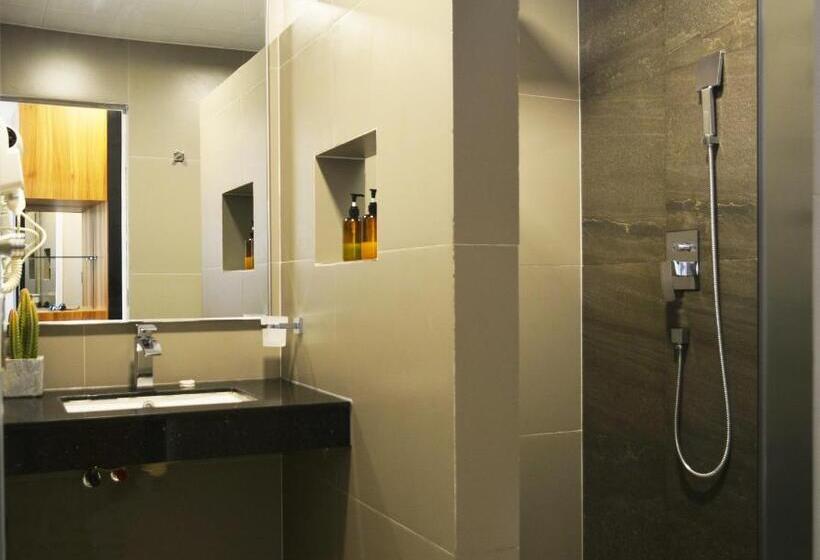 اتاق اساندارد با چشم‌انداز جانبی به دریا, Triton Prestige Seaview And Spa