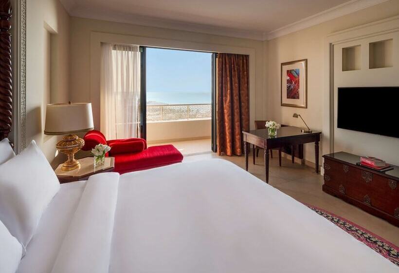 اتاق سوپریور با چشم‌انداز استخر, Sofitel Bahrain Zallaq Thalassa Sea & Spa