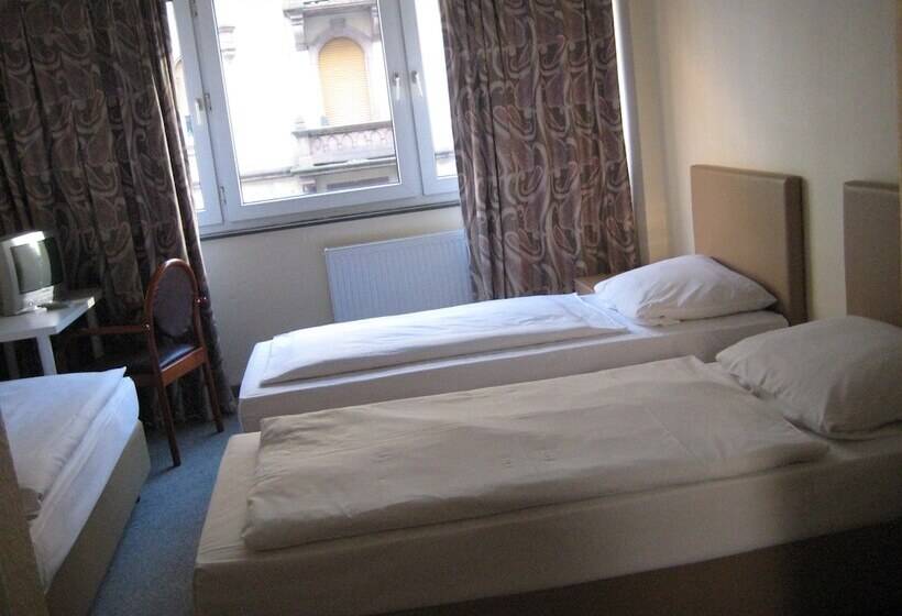 Quarto Quádruplo Standard, Pension Alpha   Frankfurt City Central Station