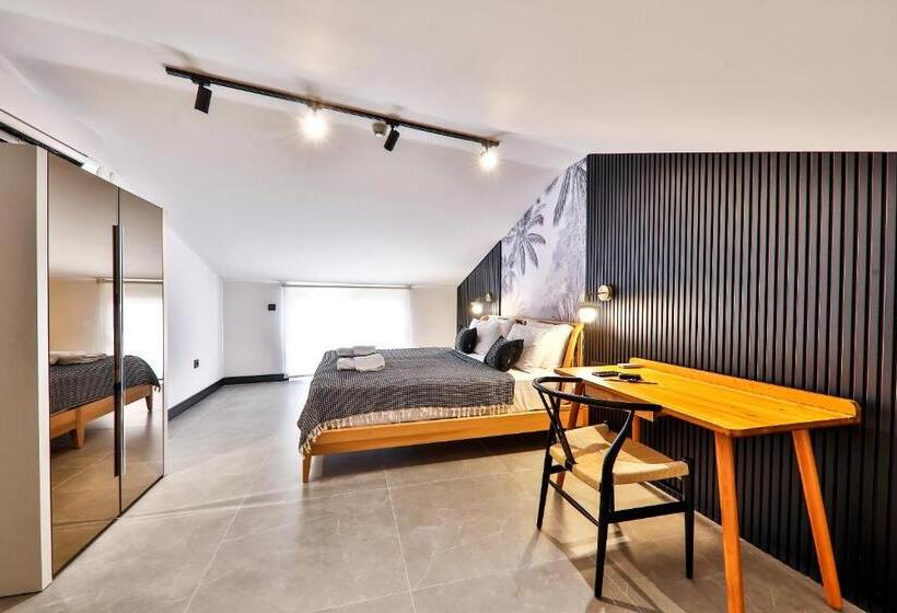 Трехместный Номер Стандарт с Балконом, Luff Suites