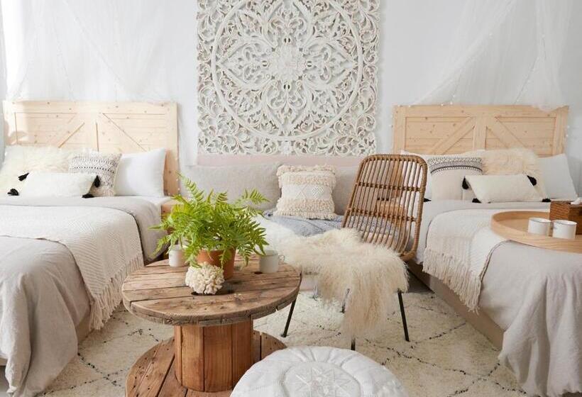 استودیوی سوپریور, 小所在 Urban Abode 所在行旅