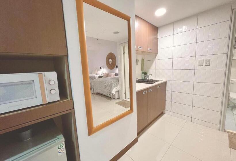 اتاق خانوادگی, 小所在 Urban Abode 所在行旅