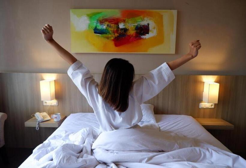 Номер Superior, News Hotel Waru Sidoarjo