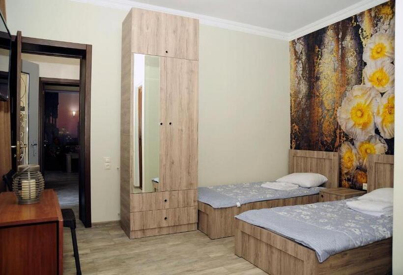 اتاق استاندارد, Nimako's Apartment