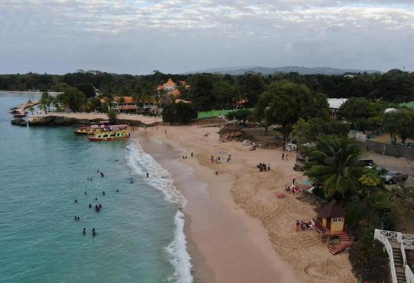 استودیوی استاندارد, Carolina Point Resort