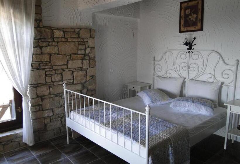 Четырехместный Номер Стандарт, The Stone Castle Boutique