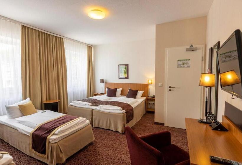 Четырехместный Номер Стандарт, Comfort Hotel Tom Kyle
