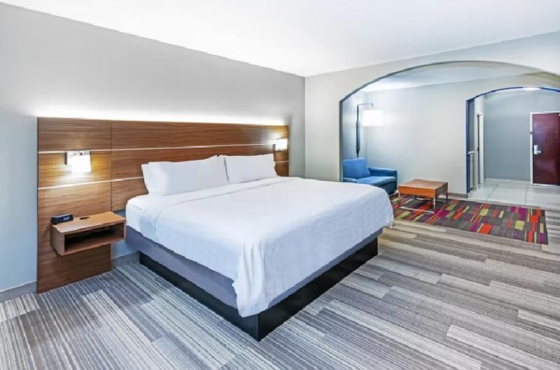 מיטת קינג בסוויטה, Holiday Inn Express & Suites East Amarillo By Ihg
