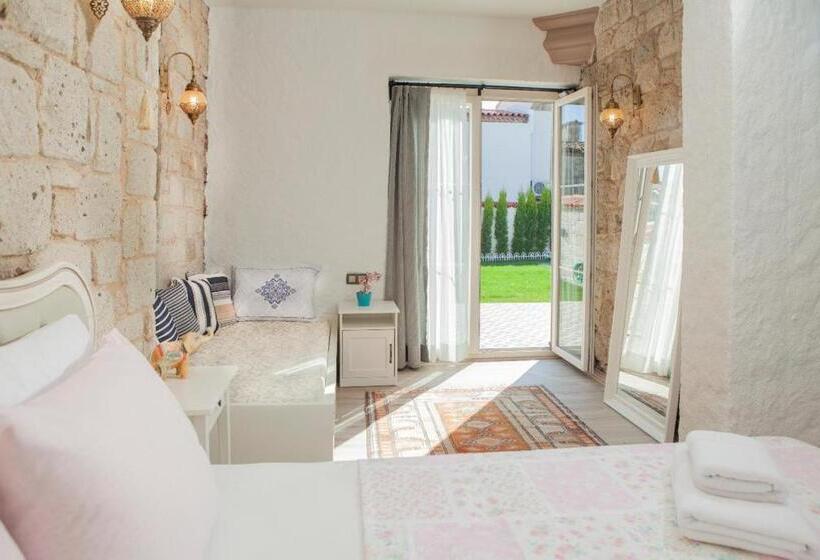 Трехместный Номер Стандарт Вид на Бассейн, Kybele Suites Alaçatı