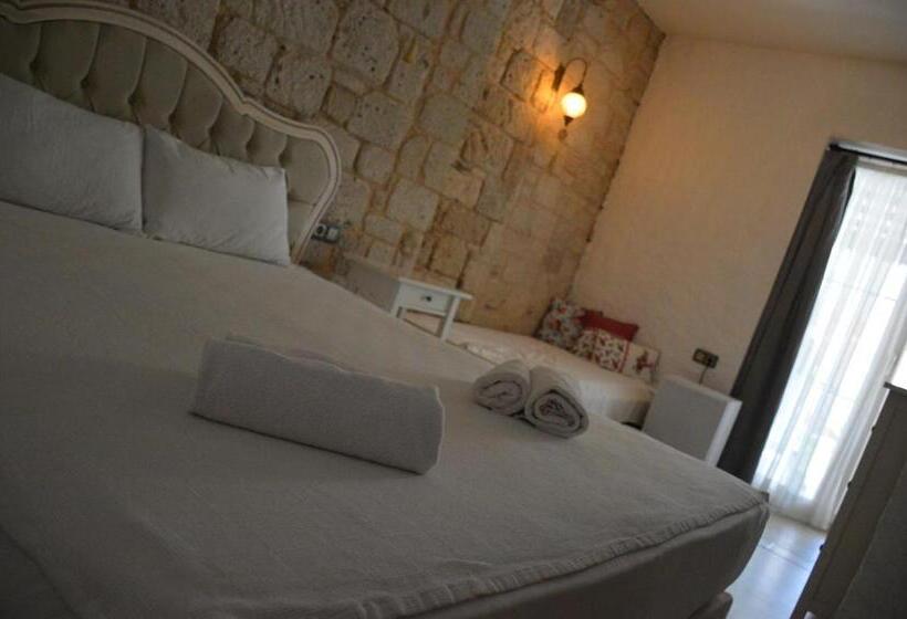 Трехместный Номер Стандарт Вид на Бассейн, Kybele Suites Alaçatı