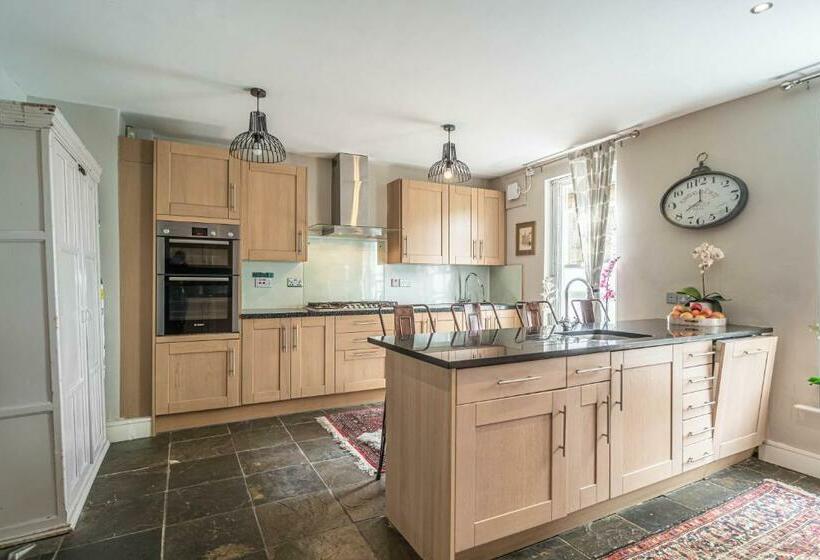 Номер Стандарт, House Close To Kings Cross