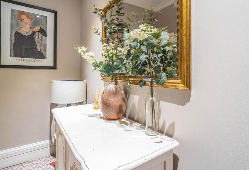 Номер Стандарт, House Close To Kings Cross
