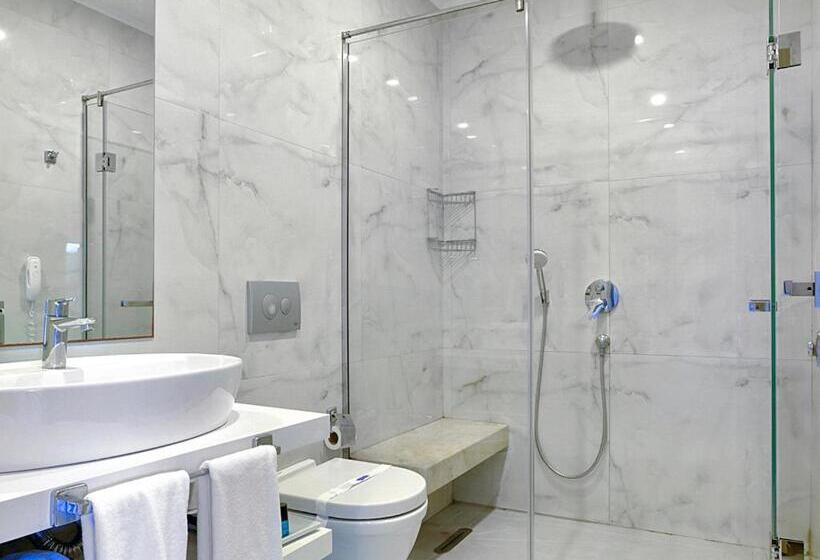 اتاق استاندارد با بالکن و چشم‌انداز دریا, Delta Hotels By Marriott Bodrum