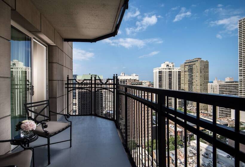Suite Deluxe, Waldorf Astoria Chicago