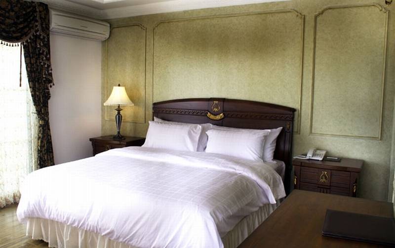 Полулюкс, Four Seasons Place Pattaya