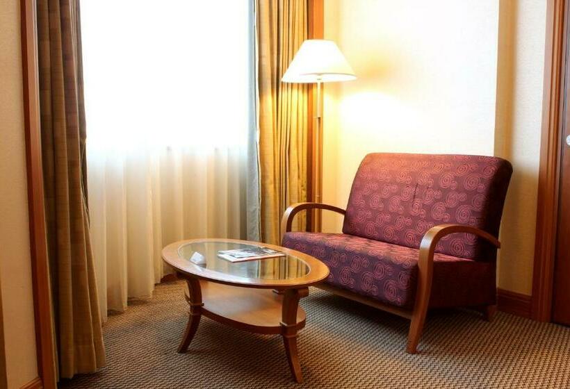 디럭스 룸 킹사이즈 침대, Imperial Hotel Miri