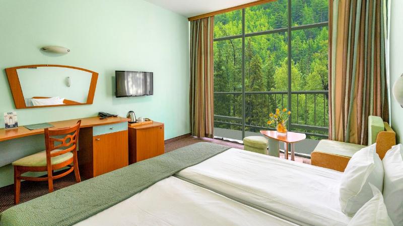 可看到停车场的标准间, Palm Beach Hotel   All Inclusive With Free Beach Package & Private Beach
