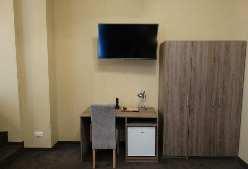 Номер Deluxe, Maksymilian