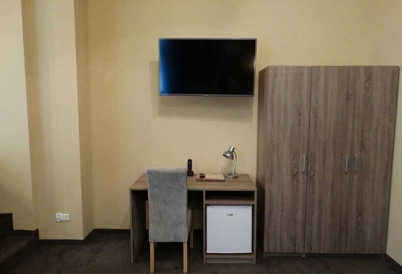 Номер Deluxe, Maksymilian