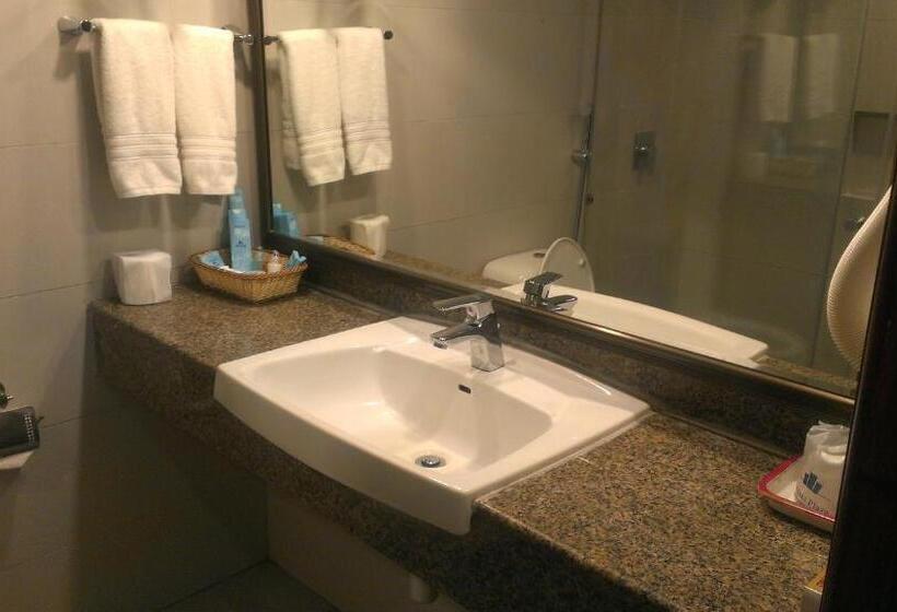 سوییت جونیور, Regent Plaza Hotel & Convention Centre