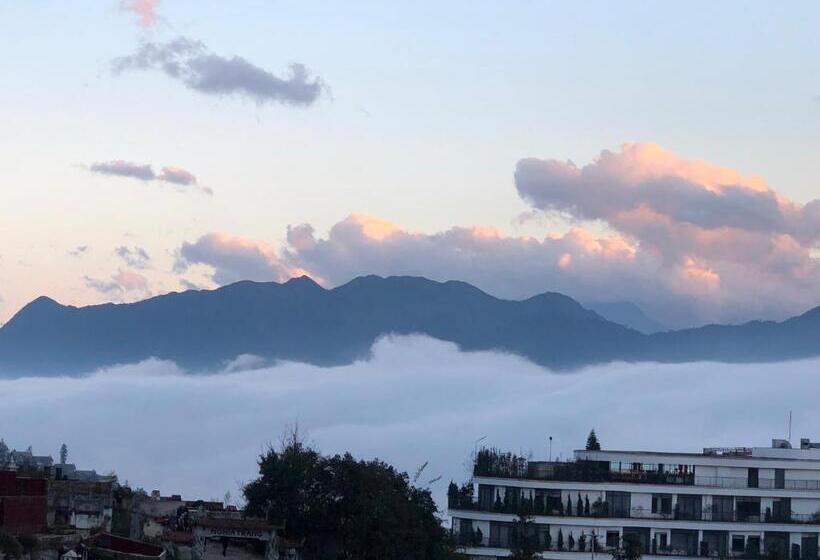 اتاق خانوادگی با چشم‌انداز کوه, Black Hmong View