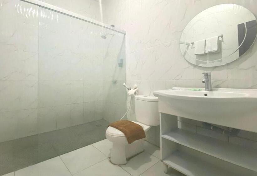 اتاق استاندارد با تخت بزرگ, Urbanview Hotel Mulia Indah Palopo