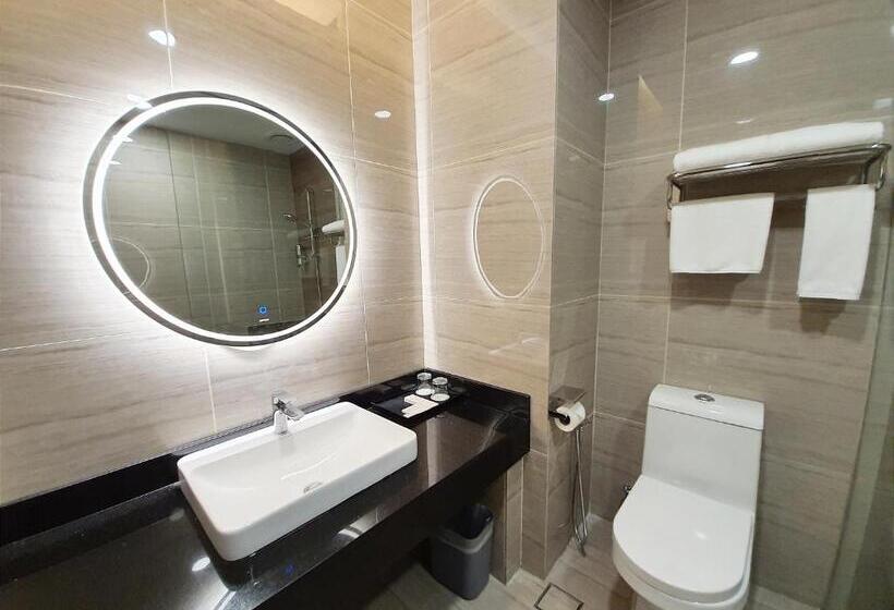 اتاق لوکس با تخت بزرگ, Pacific Regency Beach Resort Port Dickson