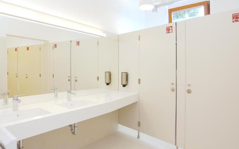 اتاق استاندارد با سرویس بهداشتی مشترک, Hostel Celica