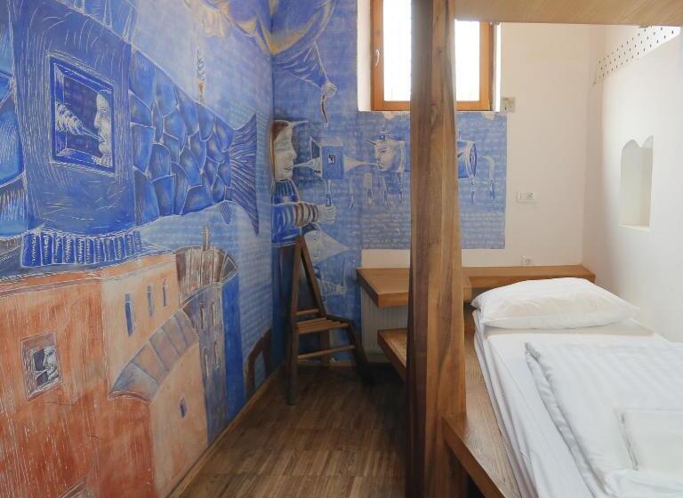 تختخواب در اتاق مشترک, Hostel Celica
