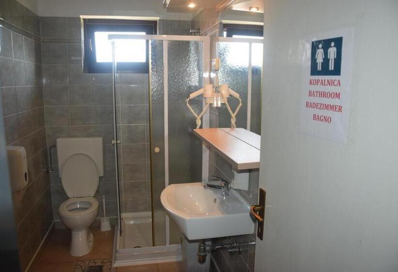 اتاق استاندارد چهارنفره با سرویس بهداشتی مشترک, Hostel Panorama Portorož
