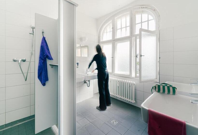 اتاق استاندارد یک تخته با سرویس بهداشتی مشترک, Three Little Pigs Hostel   Your Berlin Castle