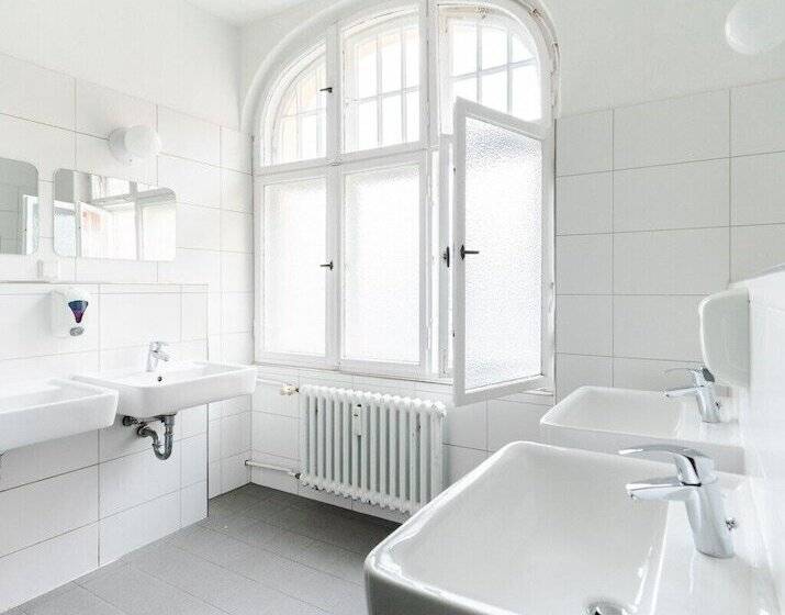 اتاق استاندارد با سرویس بهداشتی مشترک, Three Little Pigs Hostel   Your Berlin Castle
