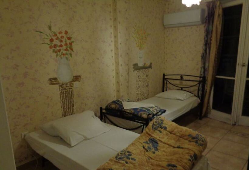 Quarto Triplo Estandar, Athens House