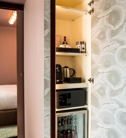 آپارتمان یک خوابه با دری مشترک که هال را جدا می کند., Hôtel Du Rond Point Des Champs élysées   Esprit De France